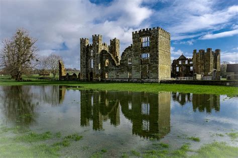 cowdray ruins history.